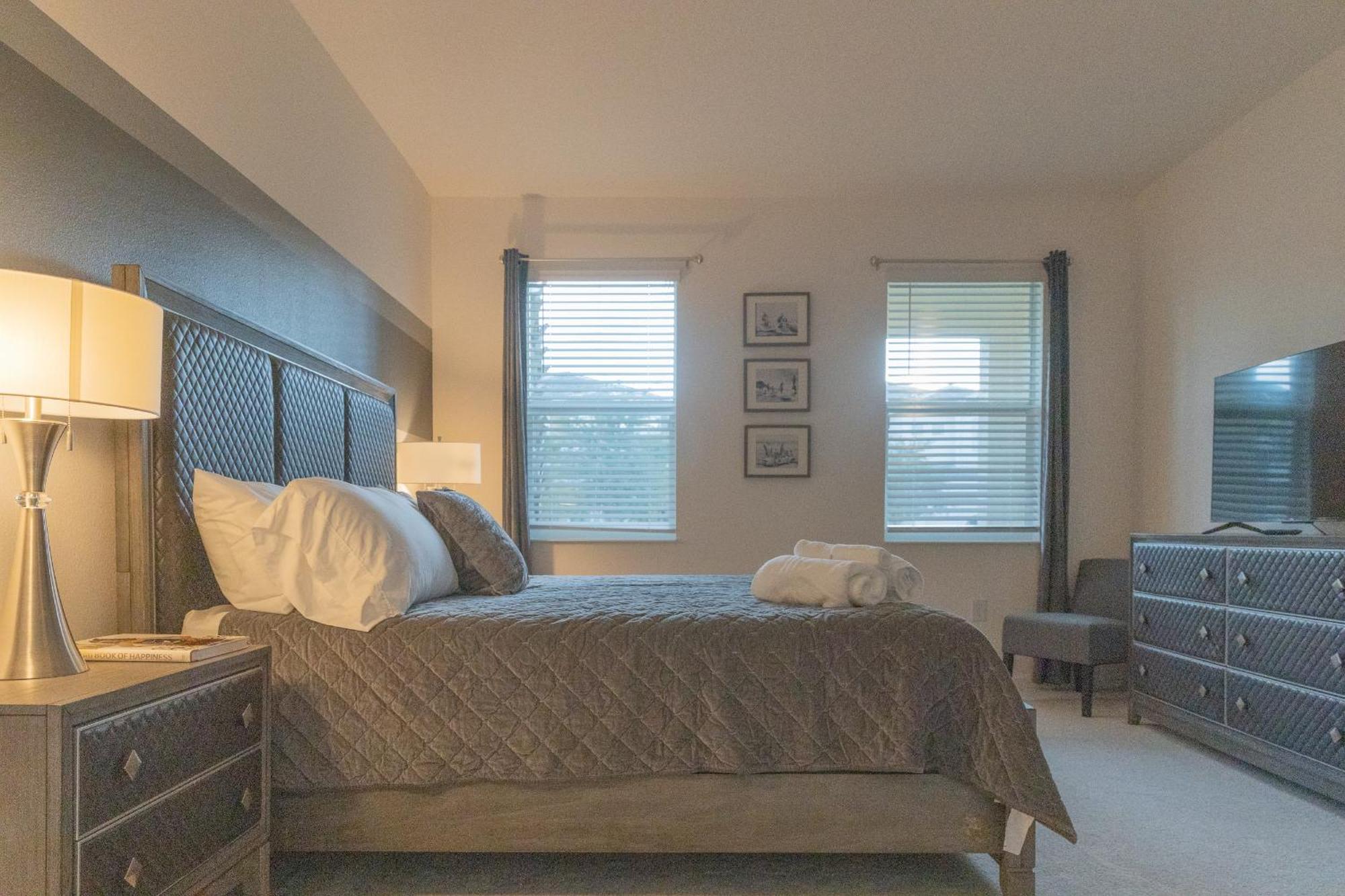 Waterfront Brand New Modern Luxury 8 Bedroom Pool House! Sleeps 16 Kissimmee Eksteriør billede