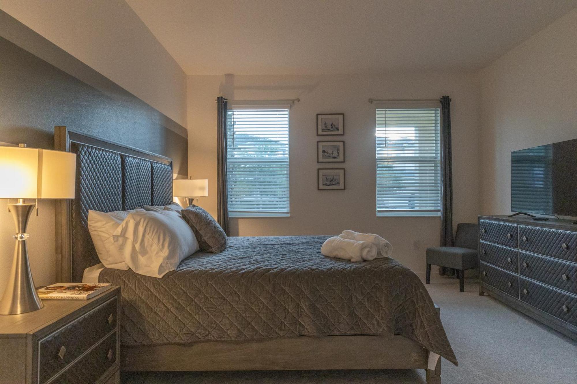 Waterfront Brand New Modern Luxury 8 Bedroom Pool House! Sleeps 16 Kissimmee Eksteriør billede